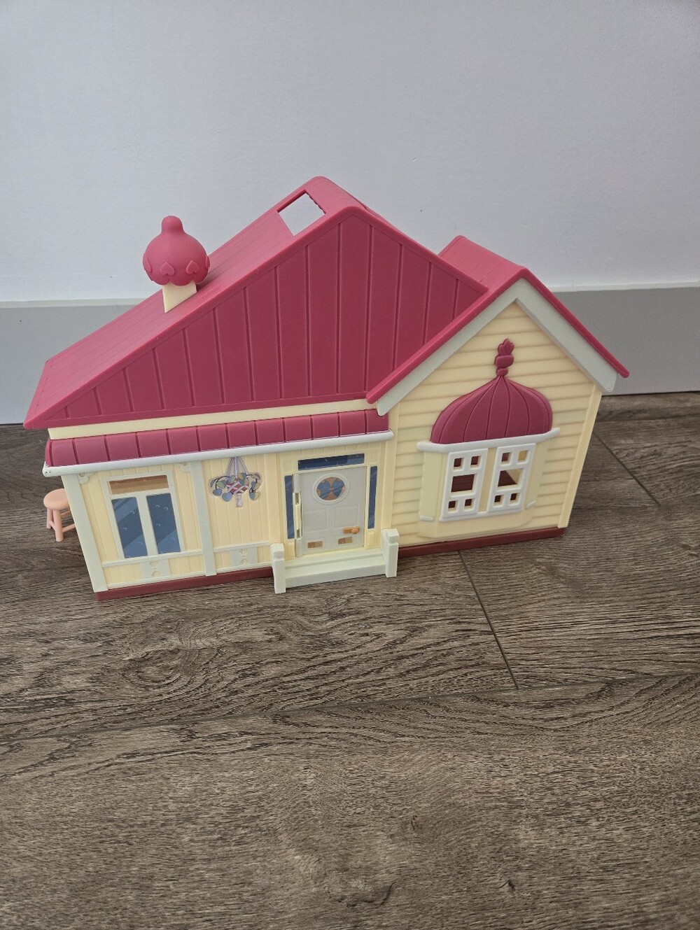 Bluey Family House Foldable Carry Playset – Red Roof + Accessories
